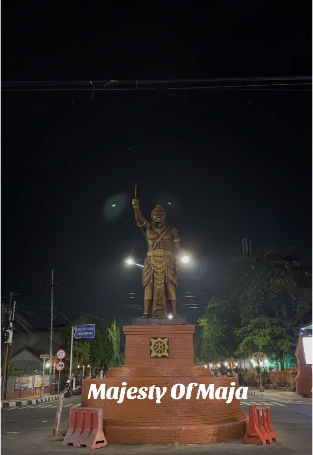 Icon baru Kota Mojokerto ✍️ #untungthexplore #explore #icon #patung #gajahmada #majapahit #majesty #maja #mojokerto #culture #sejarah 