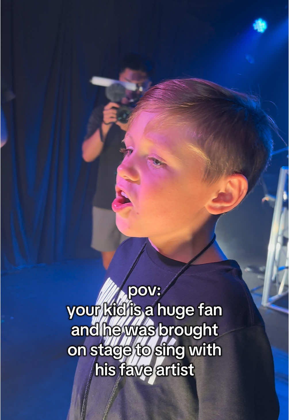 Charlie made his day fr! 🙌🏼 #charlieonnafriday #kidonstage #onstage #lifeperformance #concerts #charlieonnafridayenough #musicconcert #onnafriday 