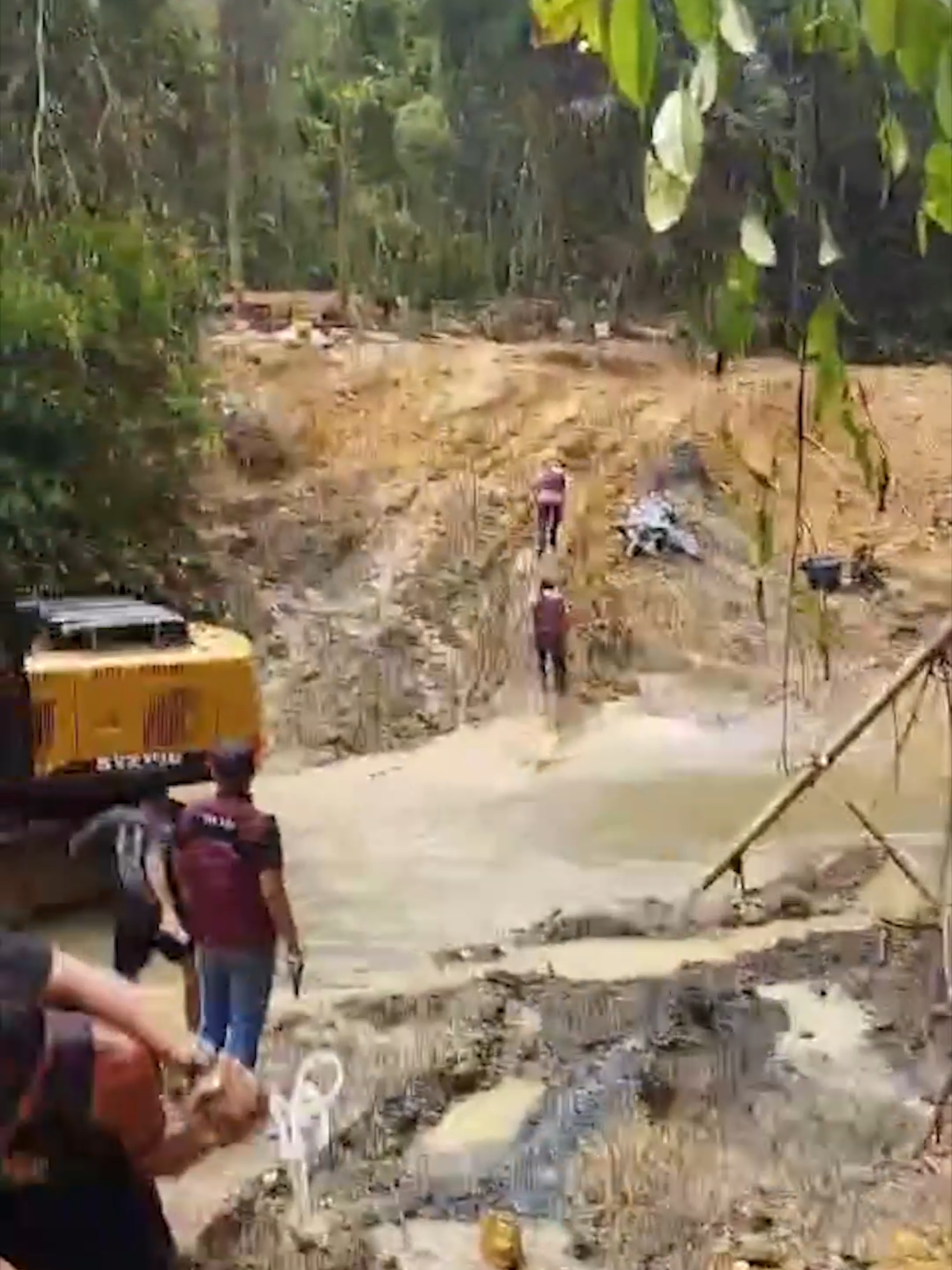 Personel Subdit IV Direktorat Kriminal Khusus Polda Riau melakukan operasi tangkap tangan terhadap pelaku penambang emas tanpa izin (PETI) dengan alat berat di kawasan hutan produksi terbatas (HPT), Batang Lipai Siabu, Kecamatan Hulu Kuantan, Kuantan Singingi Kamis (19/12/2024). Direktur Ditreskrimsus  Polda Riau, Kombes Pol Nasriadi melalui Kasubdit IV Kompol Nasrudin ketika dikonfirmasi membenarkan adanya tangkap tangan tersebut Jumat (20/12/2024). Dari penangkapan tersebut, Polda Riau berhasil menangkap lima orang pelaku, Di mana lima pelaku ini diketahui merupakan pekerja di PETI itu. Selain itu petugas juga mengamankan sejumlah barang bukti berupa, satu unit alat berat excavator, karpet untuk pemisah emas, mesin genset dan alat dulang emas tradisional. Direktur Ditreskrimsus Kombes Pol Nasriadi, Kompol Nasrudin  juga mengatakan, saat ini pihaknya sedang melakukan pemeriksaan terhadap pelaku dan sedang melakukan pendalaman terhadap kasus ini. Ia juga memohon waktu kepada media agar bisa menyelesaikan gelar perkara terhadap kasus ini terlebih dahulu. ''Mohon waktu. Masih diperiksa dan akan gelar perkara dulu,'' jelas Kompol Nasrudin. Tak hanya itu, didapat juga informasi jika yang menjadi pemodal aktivitas PETI di kawasan hutan tersebut, seorang warga Hulu Kuantan berinisial IJ. Kini IJ diinfokan sudah menghilang dari kampungnya diduga melarikan diri. Aksi PETI dengan alat berat, di kawasan hutan di Kuansing, memang sudah lama terdengar. Banyak kerusakan yang ditimbulkan akibat perbuatan ilegal ini. Selain merusak flora dan fauna yang ada di hutan, aksi PETI ini diduga juga mencemarkan aliran Sungai Kuantan. #emas #peti #kuansing #riau #alatberat #hutan #sungai #viral #polisi #fyp