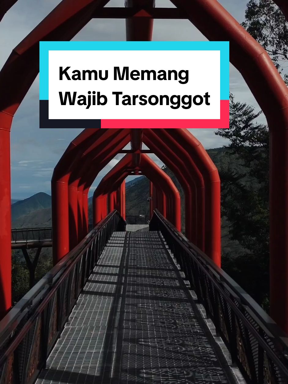 Sudah tau kan kapan buka dan berapa tarifnya? Nah, tinggal susun rencana, list siapa yang mau diajak, persiapkan isi dompet😁. Selamat datang di salah satu tempat terindah di Danau Toba.  #tele #wonderfulindonesia #samosir #danautoba #holiday #wisata #travel #liburan #natal #tahunbaru 