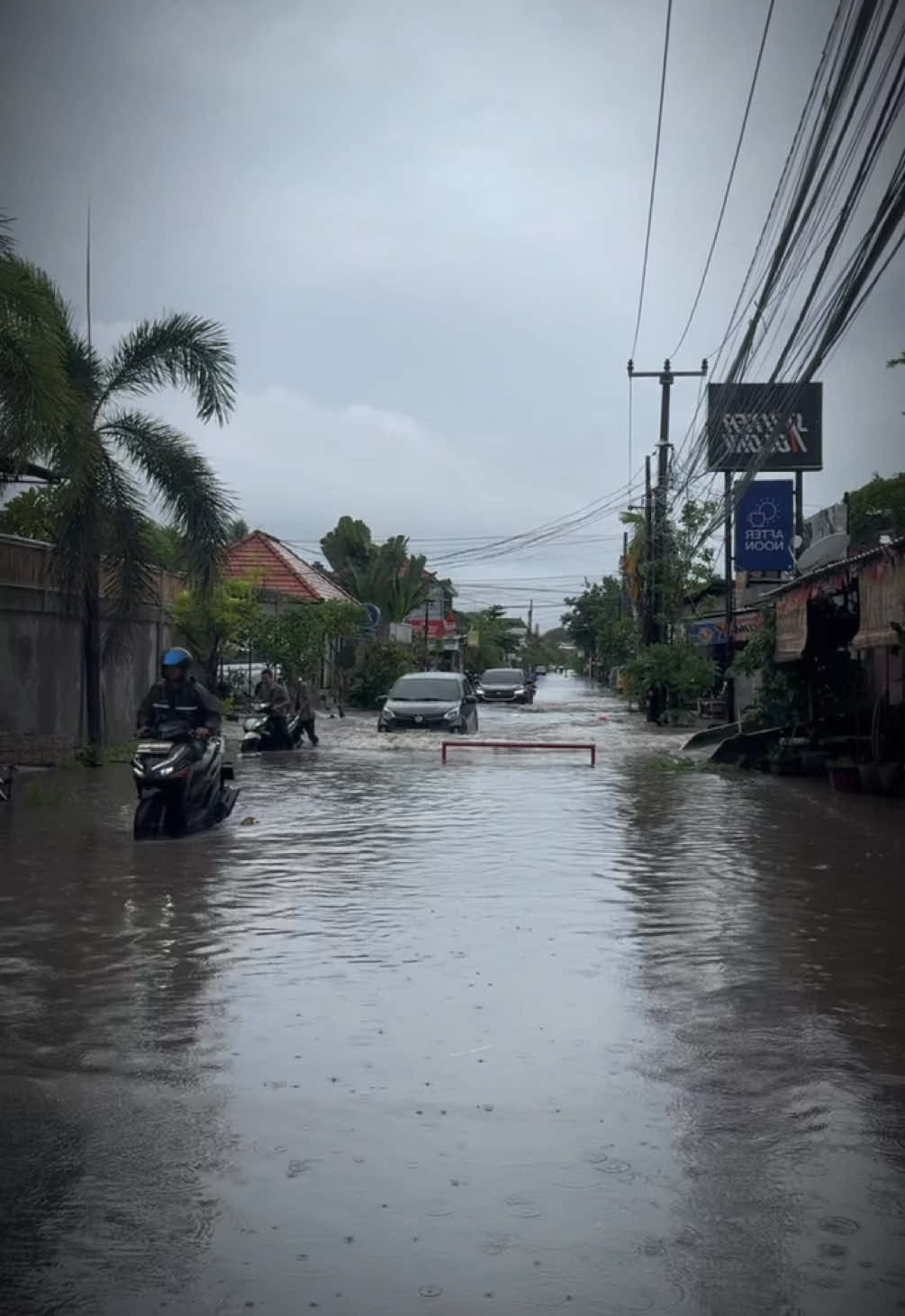 Terpantau hujan masih turun hingga sabtu (21/12) sore dan beberapa titik ruas Jalan di kawasan Legian terendam banjir. Bagi yang akan melintas agar mencari alternatif lain dan tetap berhati-hati. #legianterkini #updatelegian #legian