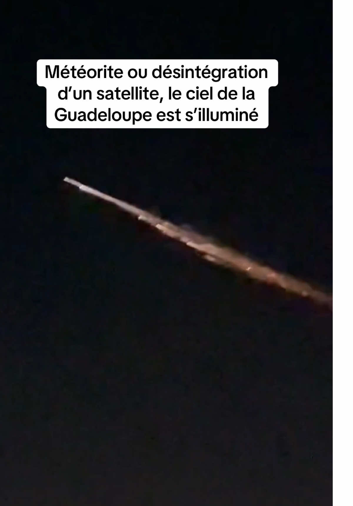 Vous avez été nombreux à voir cete trainée lupineuse dans le ciel. Entre satellite en phzse de désintégration et météorite, les avis divergent, mais la magie est là ! #CapCut #guadeloupe #ciel #meteorite