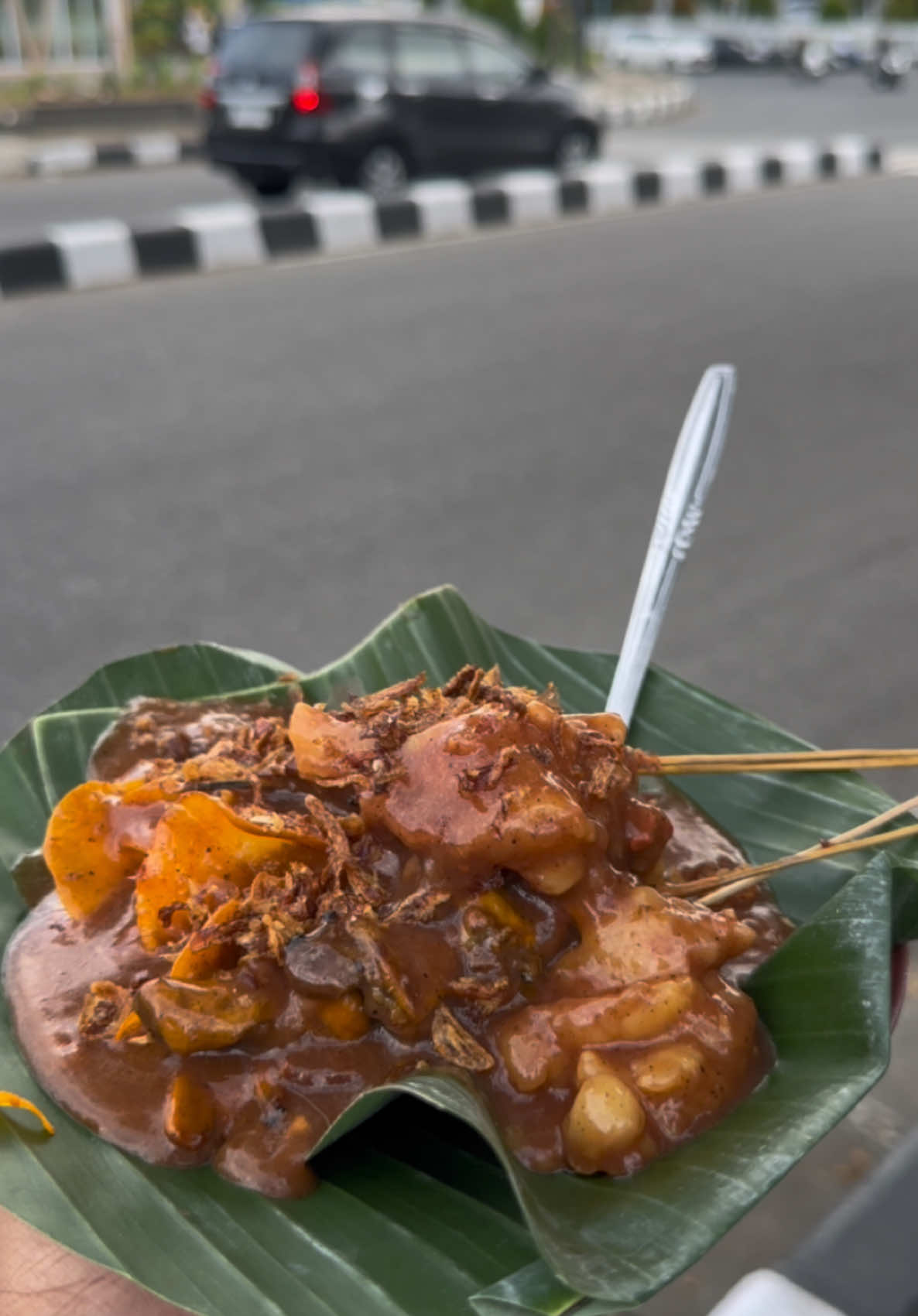 Sate nan ciek ko memang juara. Lokasi Depan Bank mandiri sawahan #sate #satepadang #satedaging #padang #kulinerpadang #kulinersumbar #kulinerfyp #lapiakburuak #videolebihpanjanag #ngiler #khasminang 