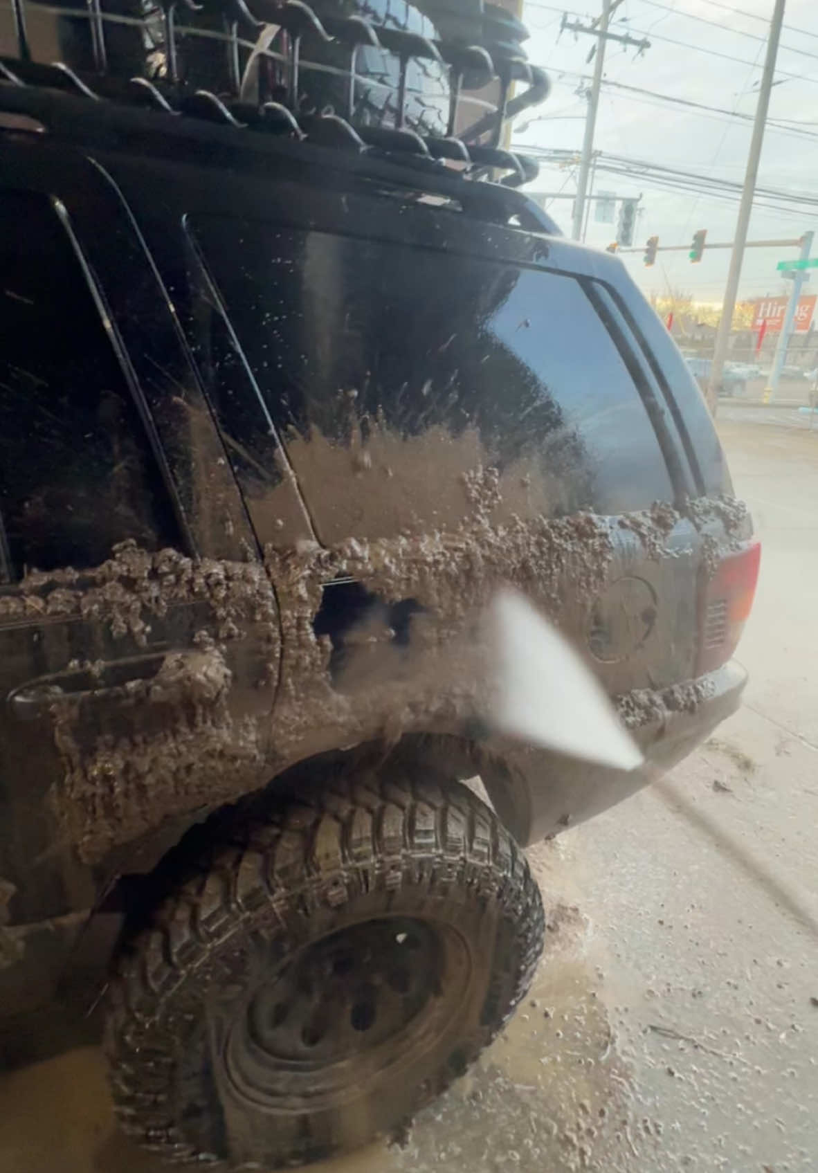 Washing the rig affer a 900 mile on / offroad road trip. (Vidoes coming on the youtube soon :)•••••••••••#wjjeep #jeep #jeepgrandcherokee #offroading #fypppppp #muddy 