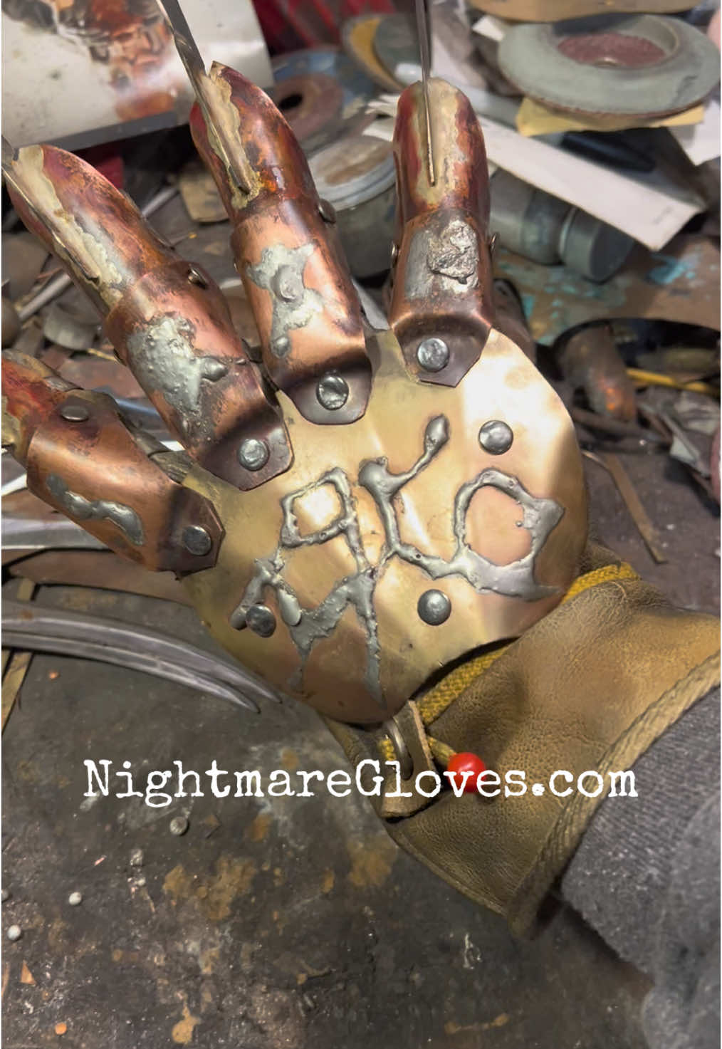 Freddys Dead glove - not the most popular glove style, but this one in particular has super fluid movement. #freddysdead #freddysdeadthefinalnightmare #anightmareonelmstreet #freddykrueger #horror #cosplay #collectible #blades #metalart 