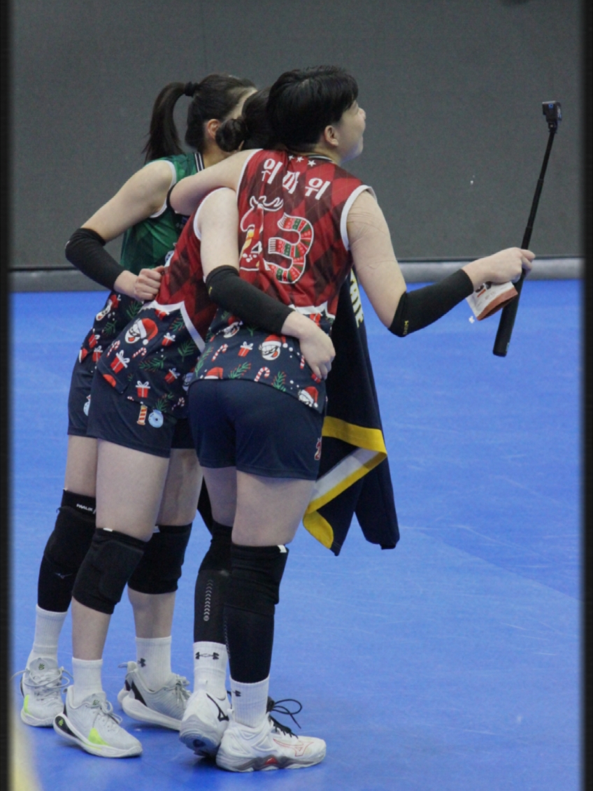 Happy children after victory.   wipawee, Hanmir, Kim Yeon-kyeon  Cute. . #현대건설배구단 #위파위 #한미르 #김연견  #วิภาวีศรีทอง #wipawee #여자배구  @swipawee 