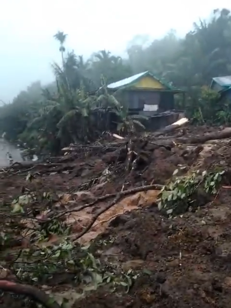 Banjir dan longsor menerjang 2 (dua) dusun yaitu Dusun Cirowalie dan Dusun Toppoe Desa Mattabulu Kec. Lalabata Kab. Soppeng  #staysave  #banjir #longsor #poskokkn  #mahasiswa  #teknik  #tekniksipil  #tekniksipilindonesia  #pejuangkonstruksi 