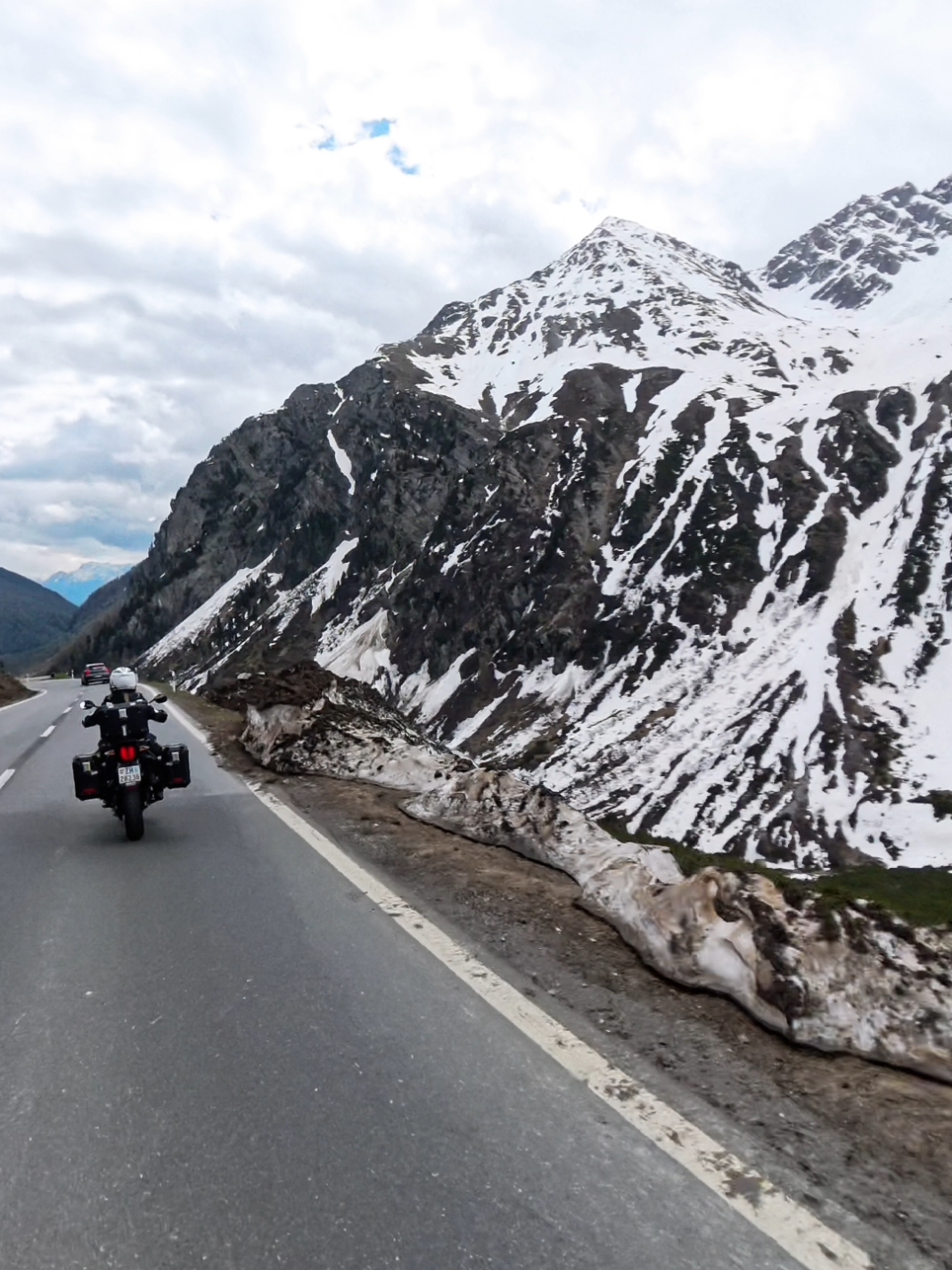 Wir kennen zwar die Frage nicht aber Motorradfahren ist definitiv die Antwort 😅❤️🏍🏔🫶✌️ #memories #bikelife #swissalps #makelifearide 