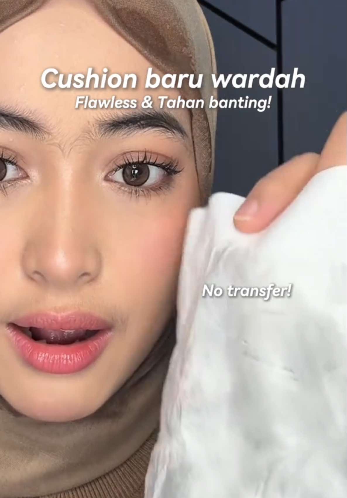 Wardah gamaenmaen yaaa product barunyaa! Jujur bagus banget  cushionnya full coverage dan awet banget jugaa, worth it sih beli sekarangggg🥹👍🏻 @Wardah Beauty Official   #wardahcushion #rekomendasicushion #wardahcushionbaru 