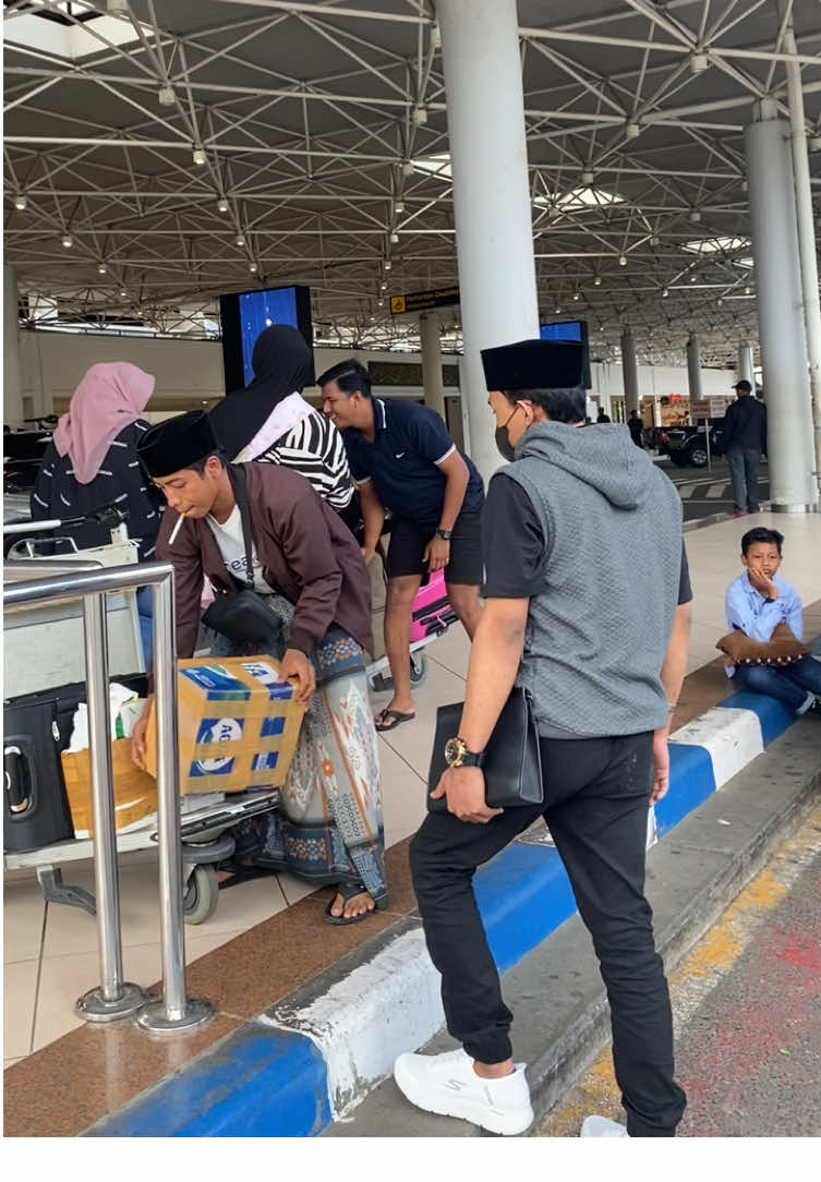 Keberangkatan gus ellham yahya di bandara juanda menuju kalimantan tengah untuk mengisi pengajian akbar ❤️ lokasi pengajian di trans SP 5 kalimantan tengah . Sehat selalu nggeh gus ell ❤️🥹. “Selalu tebarkan kebaikan nggeh gus meskipun banyak yg mencaci maki , saya yakin mereka yg membencimu karena iri tidak mampu , yg cinta semakin cinta dan yg benci semakin panas “  #fypp #fypdonggggggggg #fypシ゚viral🖤tiktok☆♡🦋myvideo❤️❤️🥰🥰🥰fyp💔🕊 #fyppppppppppppppppppppppp #viralvideotiktok #viral #fyyyy #fyppage #fyppppppppppppppppppppppppppppppppppp #fypシ゚viral #fyyyyy #fyppp #fyppppppppppppppppppppppppppppppppppp #fyppage #fypp #fypdonggggggggg #fypシ゚viral🖤tiktok☆♡🦋myvideo❤️❤️🥰🥰🥰fyp💔🕊 #gusellhamyahya #fyyyyy #fypシ゚viral🖤tiktok☆♡🦋myvideo❤️❤️🥰🥰🥰fyp💔🕊 #fyyyyyyyyyyyyyyyy #fyppageforyou #fypppppppppppppppppppppppppppppp #fyppp #fyyyyy #viralvideotiktok #fypp #fyppage #fypシ゚viral #fypシ゚viral #fypシ゚viral #fypシ゚viral @MT. IBADALLAH OFFICIAL #juanda #bandara #pesawat #viralvideotiktok #viralvideotiktok 