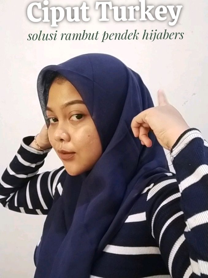 Salah satu yg bikin bimbang hijaber itu soal rambut. Mau potong tapi kalau dipakek hijab mimpes alias kurang bervolume look hijabnya. Ciput turkey ini bisa jadi jalan ninjanya! Ciput yg sudah include scrunchie agar kesannya bikin volume ketika berhijab. Sudah ada tali yg bisa diajust sesuai bentuk kepala. Hasilnya terlihat kan di mizel gimana 🤏 #ciput #ciputhijab #ciputturki #hijabers #outfithijab #outfitideas #guzelkizsbykapasan 