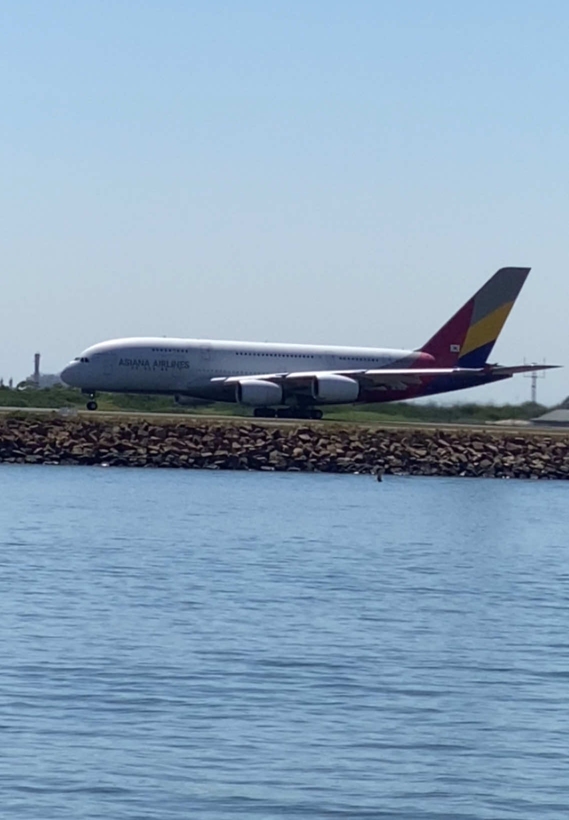 Its good to see the South Korean carrier- Asiana Airlines A380 back at Sydney for the summer  #sydneyairport #planespotting #airbus #a380 #380 #asianaairlines 