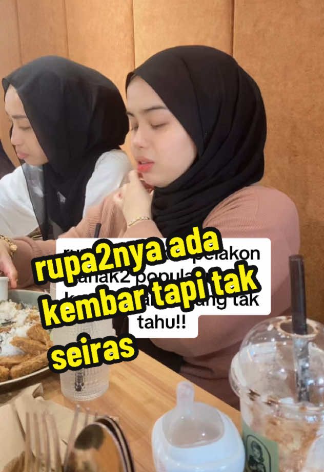 kembar duduk sebelah tapi tak seiras.