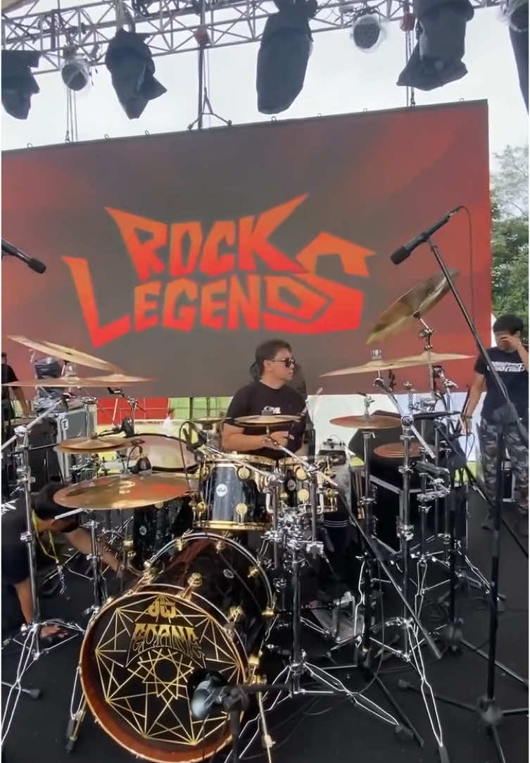 Malam ini @rocklegends_fest Bandung! \m/ Hail Edan! • #rocklegendsbandung #rocklegendsfestival2024 #rocklegends #edane #hailedan