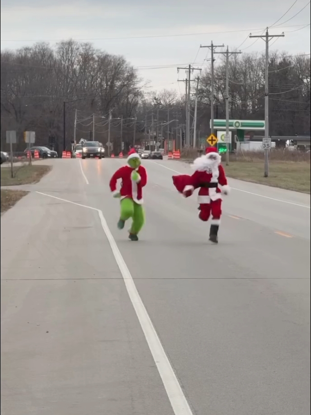 The Grinch Vs Santa #christmas #fyp #usa_tiktok #christmastiktok #treanding 