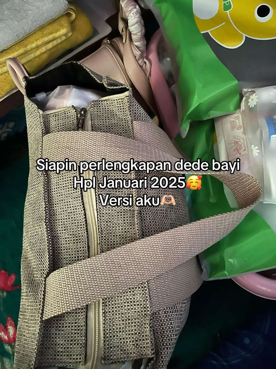 Untuk hospital bag aku bagi jadi dua yah. Yang pertama untuk dede bayi dan yang kedua untuk mommy. Kenapa dipisah? Selain karna gak muat untuk 1 travel bag juga kebijakan di rumah sakit tempatku lahiran nanti ketika anakku lahir akan diantar ke ruangan baby. Jadi khusus untuk dede bayi harus dipisah dengan perlengkapan mommy. Kembali lgi di kebijakan rumah sakit masing masing yaaa apa saja yang wajib dibawa dan yang tidak perlu dibawa.❤️ Perlengkapan mommy aku spill di part dua🤭 #fyp #fypシ゚ #persiapanpersalinan #persiapanlahiran #hospitalbag