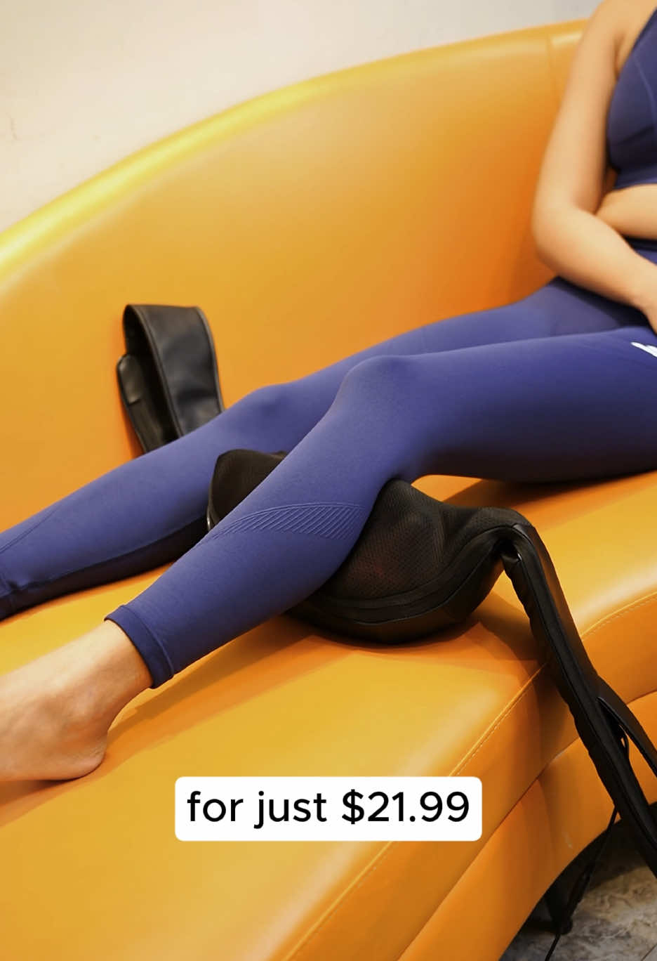 It’s seriously so good at getting the knots out in your back #neckmassager #knots #massager #painrelief #giftsforher #tension #tiktokshopholidayhaul #christmaspresents #massagetherapy #tiktokshop #newyearnewaura #relax 