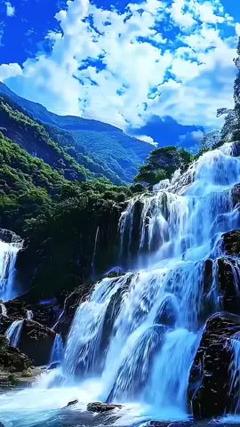 蓝天白云下，高山流水美如画，去感受大自然的花香吗？# 感受大自然的气息和美景 # 山水风景画 # 景色好美 # 治愈系风景 # 人间仙景 