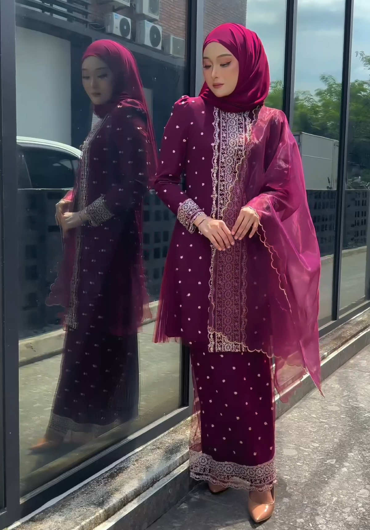 Awak rasa awak mampu kuat tak untuk tengok video ni sampai habis? 🙈 Lagi sekali dee nak meracun uolls dengan Elbrina kurung in burgundy ❤️ Nak grab lambat2 nanti kalau sold out ?? Menangis tak berlagu korang tepi katil😜 #jlabella #jlabellaatelier #bajukurung #bajuraya #bajunikah #bajutunang #bajukonvo #gamis #transition #fashion #raya #burgundy #grwm #rwm #kurungklasik #kurungriau  #JlabellaGlamorousRaya2025 #JlabellaRayaSeries #jlabellaelbrinakurung  