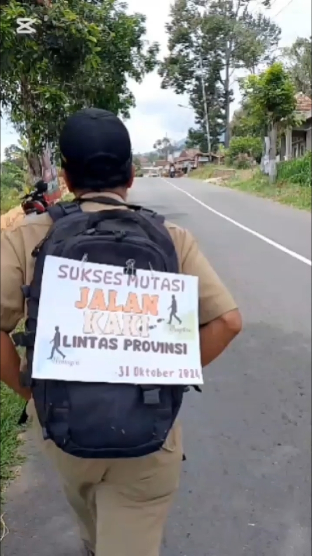 Seorang guru bernama Andrianto dari Magetan, Jawa Timur, baru saja melakukan perjalanan berjalan kaki sejauh 15 kilometer dari Magetan menuju Wonogiri, Jawa Tengah, setelah berhasil mendapatkan mutasi mengajar. Perjalanan ini merupakan bentuk janji atau nazar yang telah ia buat jika berhasil mendapatkan mutasi mengajar di sekolah yang lebih dekat dengan keluarganya di Wonogiri. Andrianto sebelumnya mengajar di SMP Negeri 2 Plaosan Magetan, dan kini ia akan mengajar di SMPN 1 Tirtomoyo yang jaraknya hanya 3 km dari rumahnya. Ia merasa sangat bersyukur karena kini ia dapat menghabiskan lebih banyak waktu dengan keluarganya. catatan: berita ini hanya berfisat informasi dan tidak ada unsur apa pun. #fyp #viral #guru #beritatiktok 