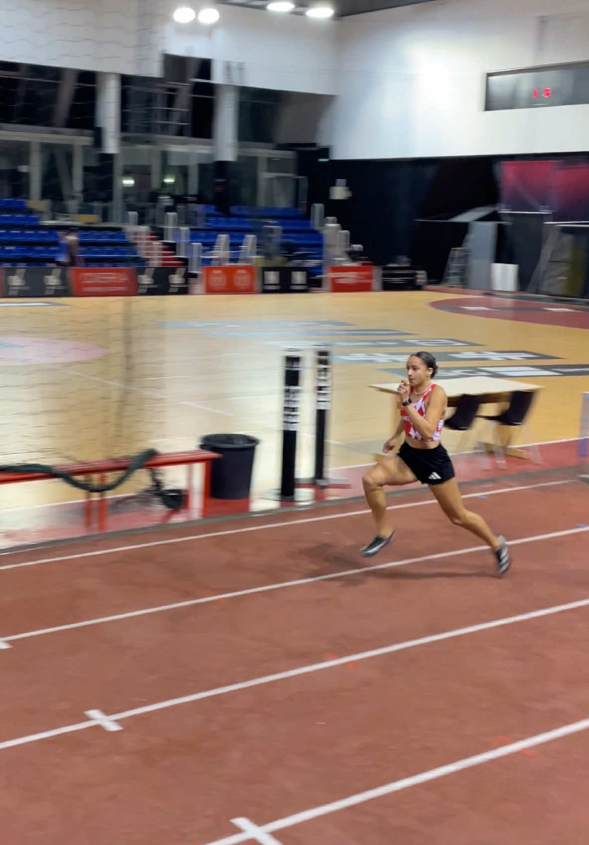 Petit meeting 50m en salle 🏃🏽‍♀️💨 @Marion_l55 @No’🌷 @Manon<3 @𝑭𝒍𝒐 🍂 #athletisme #athlete #trackandfield 