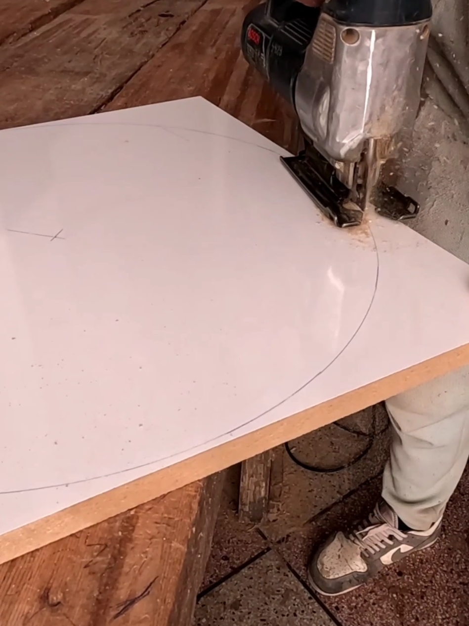 طريقة قص mdf علي شكل دائري #DIY #mdf #woodworking #furniture #carpentry #carpenting #trendingshorts 