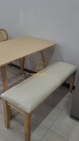 Bàn ăn chân chữ V và ghế Senco là sự kết hợp hoàn hảo cho không gian nội thất hiện đại. Bàn ăn được thiết kế với chân chữ V độc đáo, mang lại sự ổn định và điểm nhấn thẩm mỹ. Phần mặt bàn thường làm từ gỗ hoặc kính cường lực, tạo cảm giác sang trọng và dễ dàng vệ sinh. Ghế Senco với thiết kế tinh tế, phần lưng tựa và nệm ngồi được bọc chất liệu cao cấp, mang đến sự thoải mái tối đa. Sự kết hợp này không chỉ mang tính thẩm mỹ cao mà còn đảm bảo công năng, lý tưởng cho các gia đình yêu thích sự hiện đại và tiện nghi. liên hệ đặt hàng 0936739079 #ghesofa #sofadep #noithatgiare #