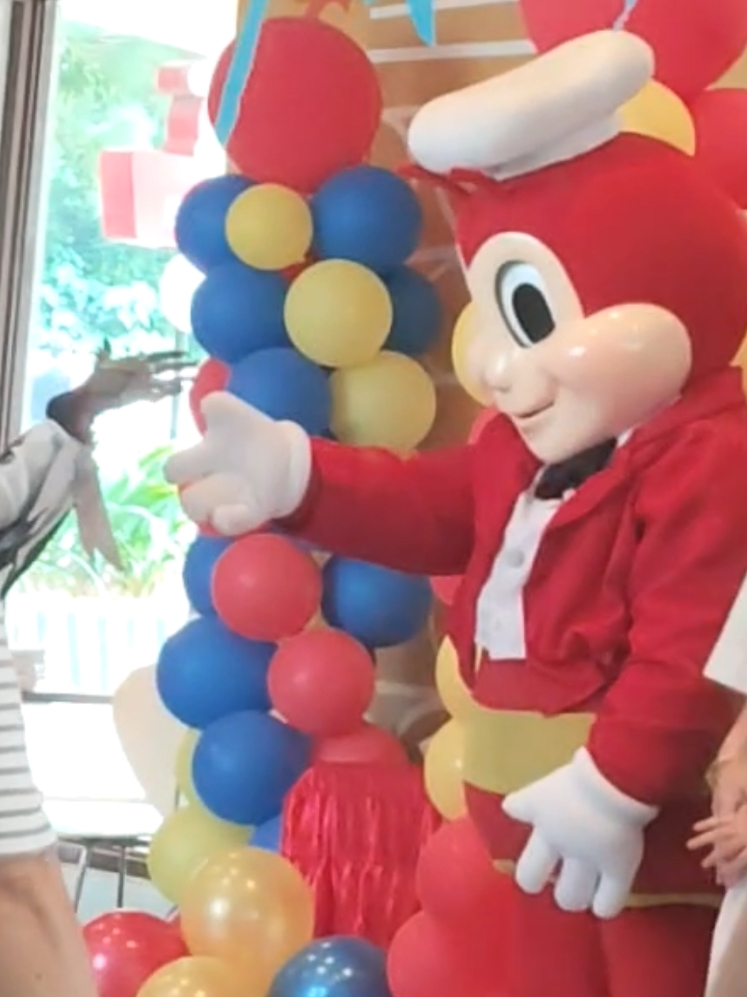 who taught this bee how to rizz?! #genshincosplay #GenshinImpact  #harbinger #arlecchino #birthday #jollibee #jollibeemascot 