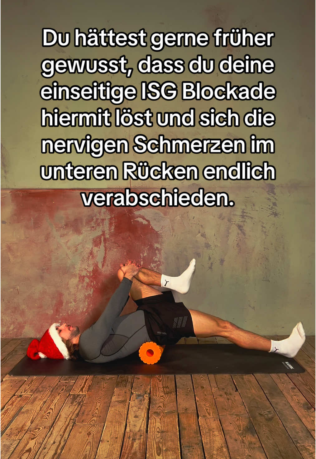 Mit diesem Mobility Drill kannst du gezielt deinen #Rücken ansprechen. Durch den Seitenwechsel lassen sich muskuläre Dysbalancen und Fehlstellungen, die häufig einseitig auftreten, aktiv angehen. Während auf der Seite mit angewinkelten Bein eine bewusste Kompression erzeugt wird, kann auf der Seite des gestreckten Beins gleichzeitig eine Expansion der Wirbelkörper erfolgen. Dieser entgegengesetzter Effekt ist bei Blockadengefühlen im unteren #Rücken besoders hilfreich. Auch das ISG-Gelenk profitiert davon. Zudem, denen wir die #Hüftbeuger, was so einer insgesamt aufrechteren #körperhaltung beiträgt. #Mobilität #bewerbung #hüftschmerzen #fy #mobility 