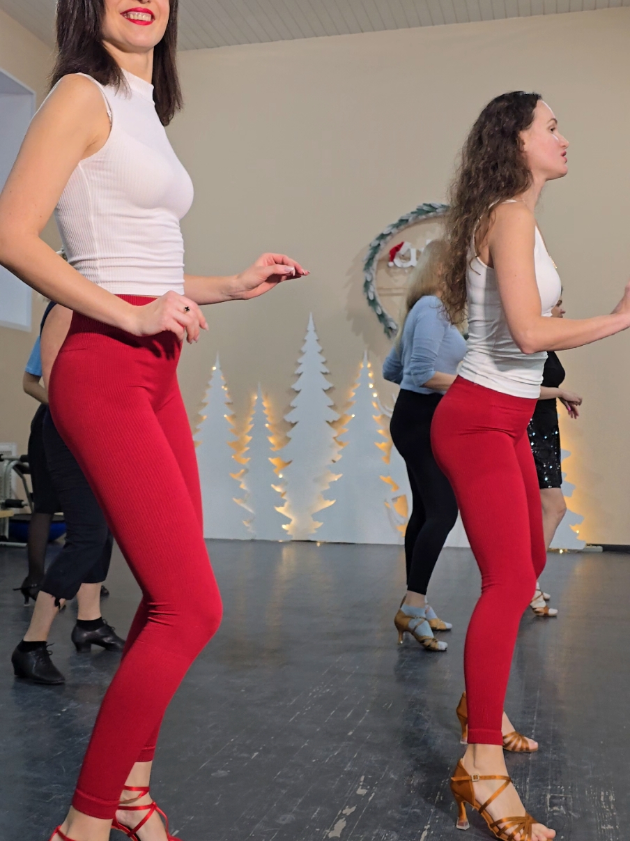 Bachata Lady Style!🌲🎅🌲🥳 #ladystyle #bachata #woman #dancing #ladystyling #christmas #girls #red 