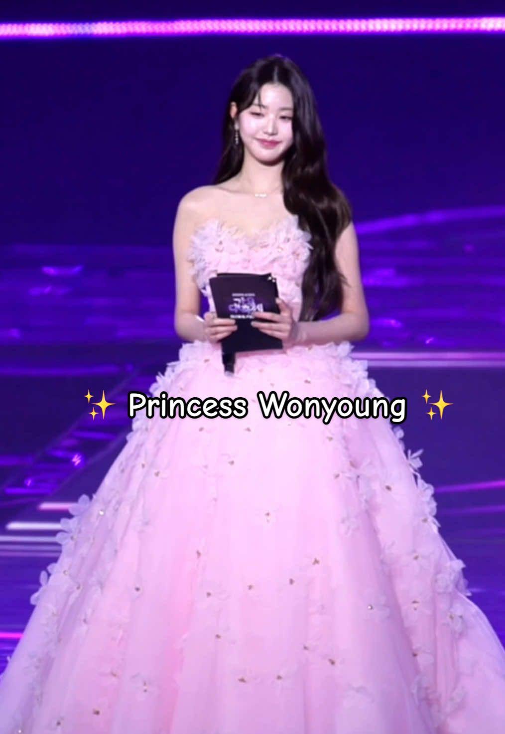 She’s a real princess 🎀🌸✨🌷เจ้าหญิงน้องวอนยองสวยมาก 👑 #Wonyoung #JangWonyoung #IVE #아이브 #장원영 #MCWonyoungAtMubankGlobal #kbssongfestival2024 #kbsgayodaechukjae2024 #IVEatMubankGlobal 