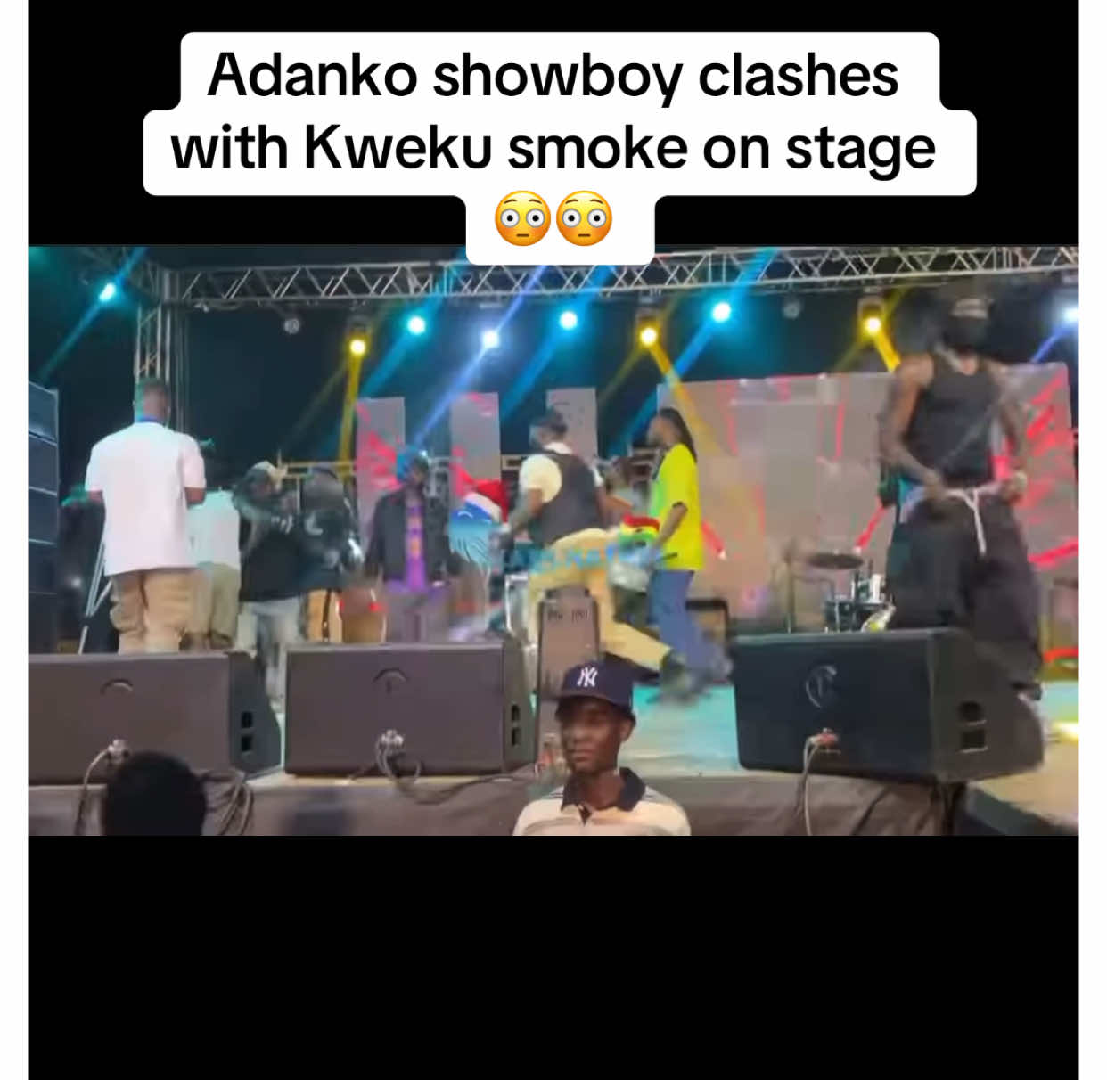 Adanko showboy clashes with Kweku smoke on stage 😳😳 #ghview #fyp #tiktokghana🇬🇭 #for #foryoupage❤️❤️ #kwekusmoke #showboy 