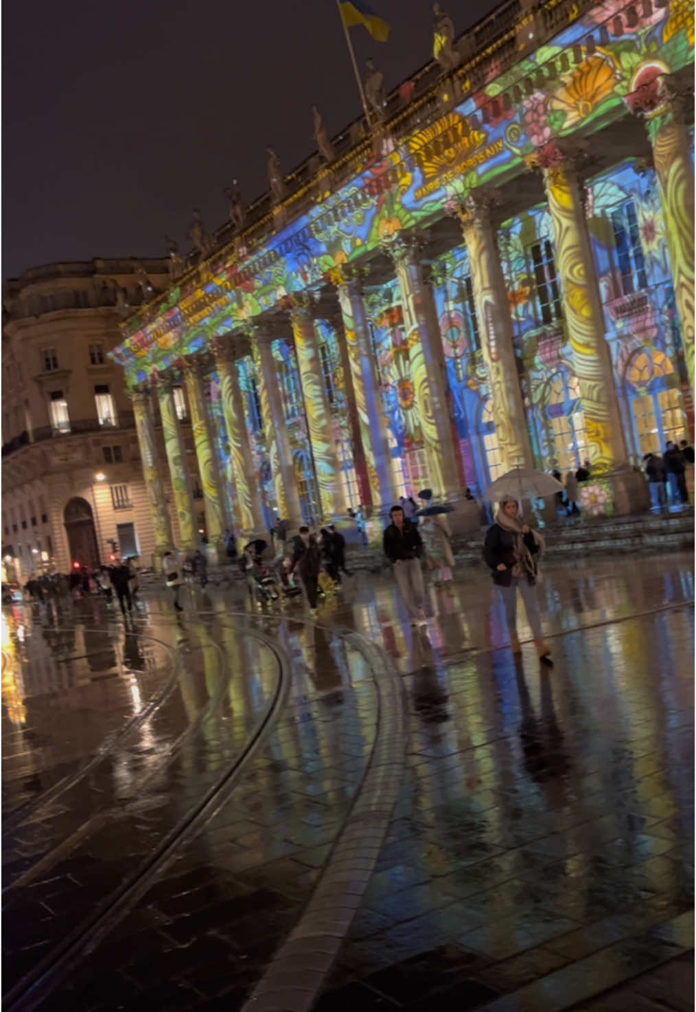 La féerie de Noël a #bordeaux place de la comédie : le grand théâtre et le grand hôtel intercontinental, ainsi que le cours de l’intendance #bordeauxmaville #noel 