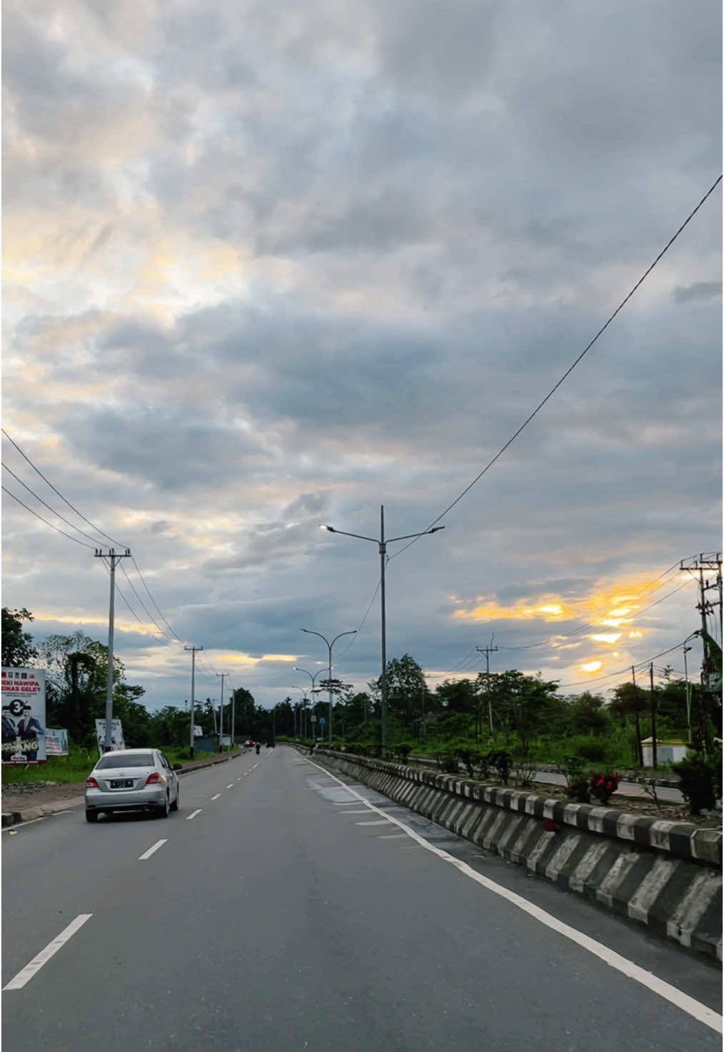 Semoga badai cepat berlalu,cepat pulih kota timika💪🏼 #timika #timikapapua #timikapapuakotadolar #timikastory589 #timikapapuatiktok #timikapapua📍 #tiktok #sky #street #countryroads #road #indie #aesthetic #calm #viral #memories #vibes #senja #quotes #yungkai #blue 