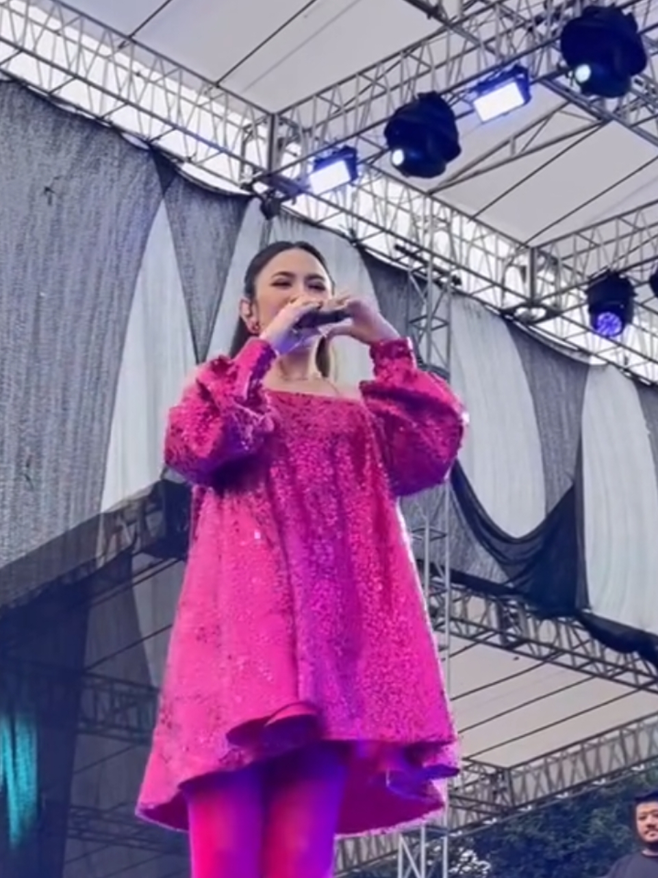 gemesh pinky 💗🤏🏻 cr: akuratfest #mahalini #mahaliniraharja #melawanrestu #melawanrestumahalini #akuratfest 