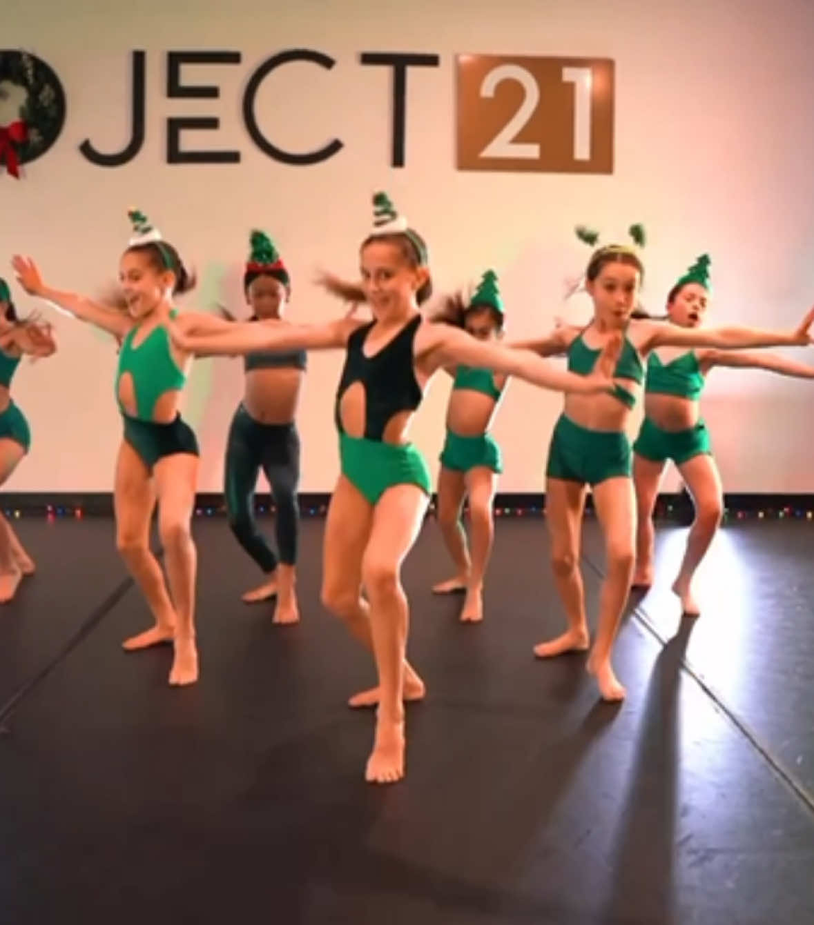 oh Santa! 🎅🎄 #project21 #p21 #mollylong #ohsanta #arianagrande #mariahcarey #jenniferhudson #mollylongchoreography 