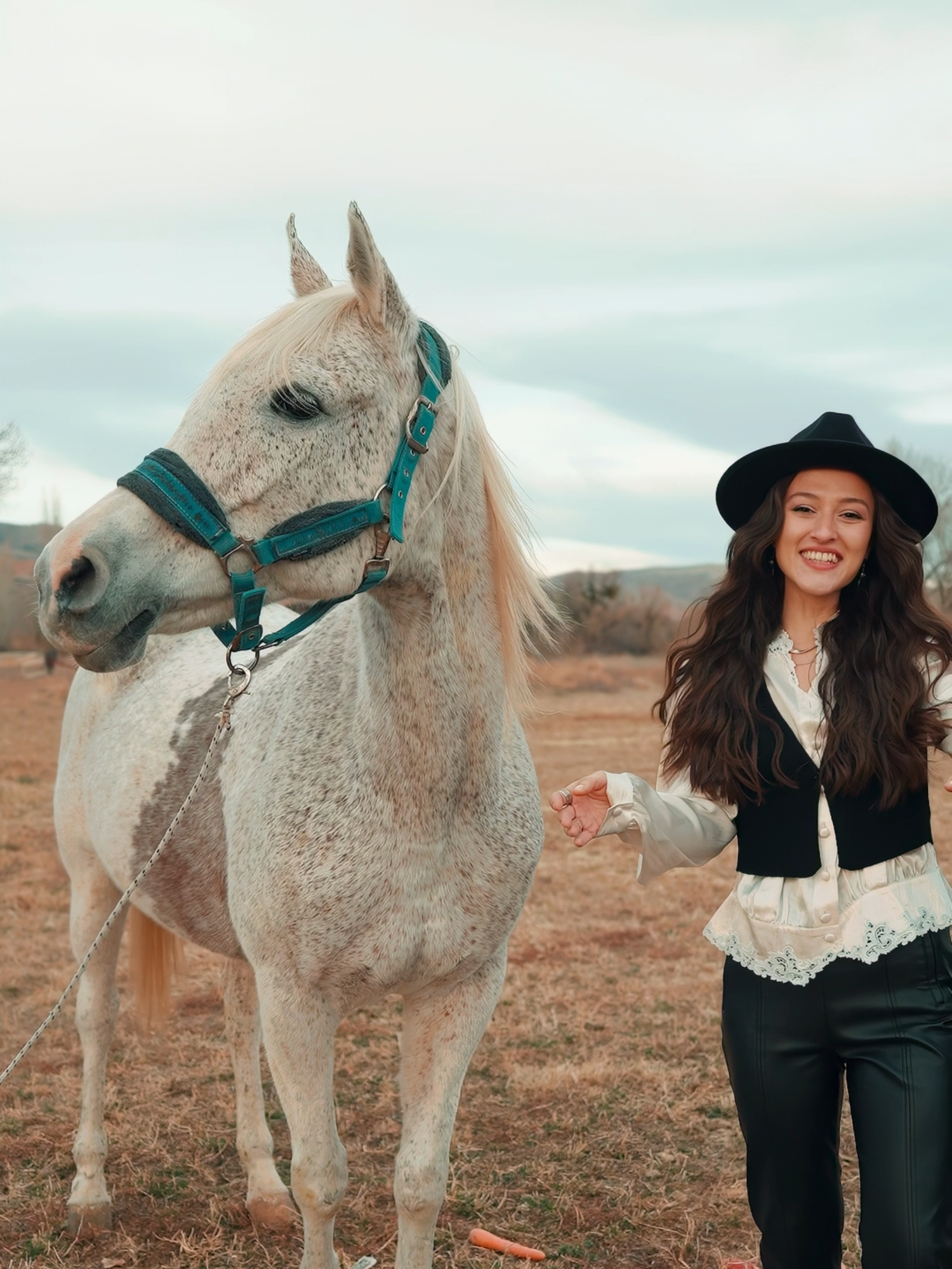 Kapadokya’da bir Azerbaycan şarkısı ❤️  Bu güzelliğin yanında daha güçlü ve özgür hissettik🐴🫠 📸 @umut_alparslan  Misafirperverliği için teşekkür ederiz @akhaltekehorsecenter #samida #sisters #polyphonic #kapadokya #cappadocia #bakü #azerbaycan  Marka adı geçtiği için #reklam