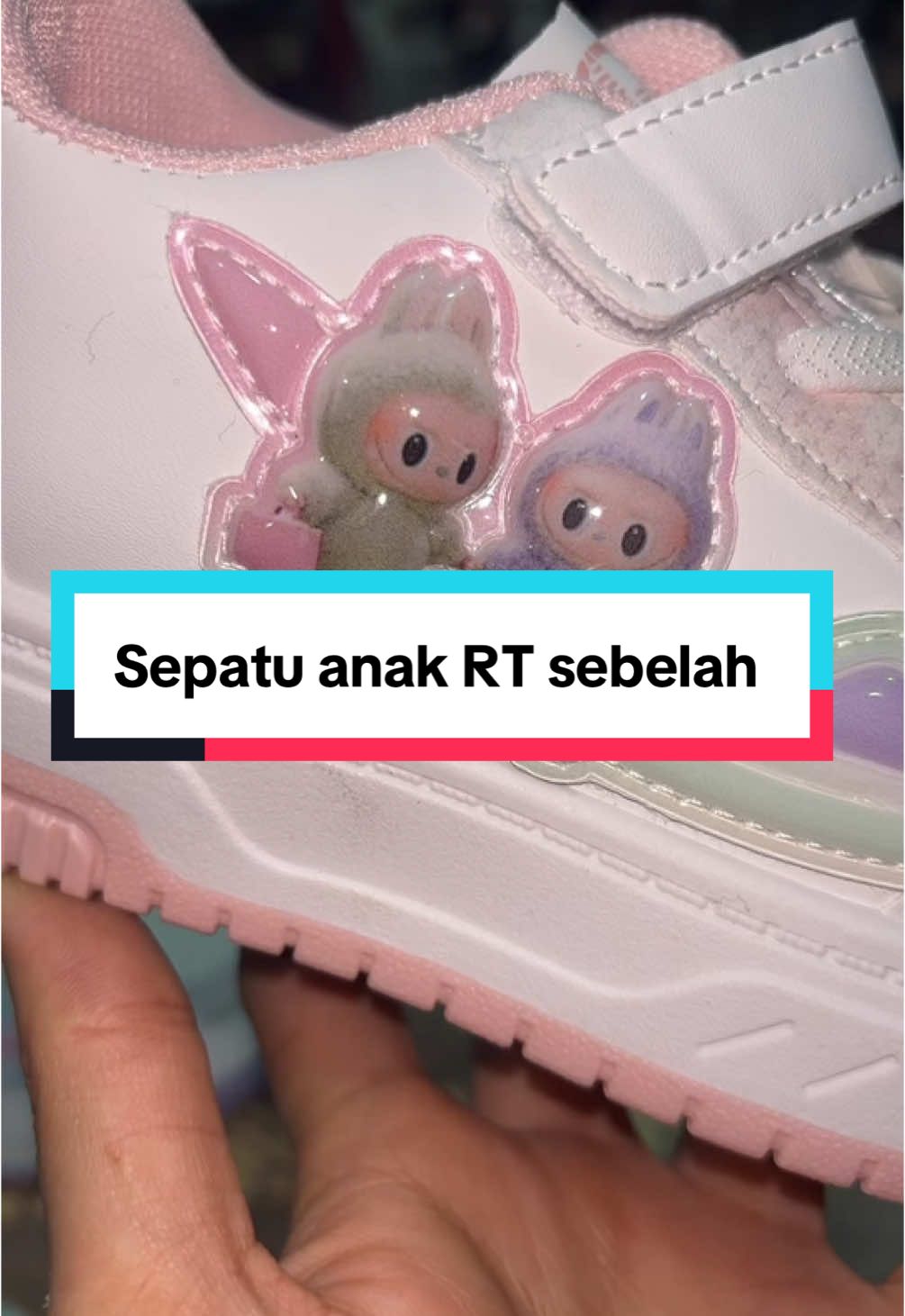 Labubu ngeluarin sepatu terbarunya nih 😍Buruan CO sekarang juga 🥳#sepatuanakperempuan #sepatukuromi #sepatulabubu #followme #Goldenshoes #sepatuanakTk #sepatuanakcewe #SepatuAnak 