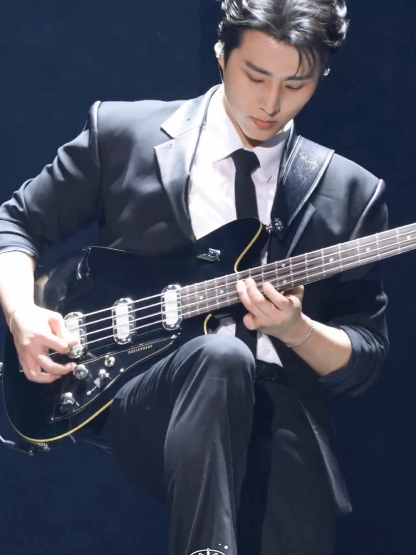 Bass solo 🔥🔥🔥 #Day6 #데이식스 #sungjinday6 #youngkday6 #wonpilday6 #dowoonday6 #thepresentday6 #day6edit #fyp @DAY6  cr. x snowflake 