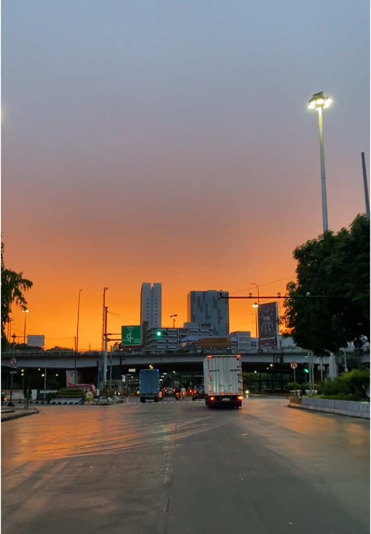 Rada ngagibeg🫣#jakarta #jalanjalan #fyp #sunrise 