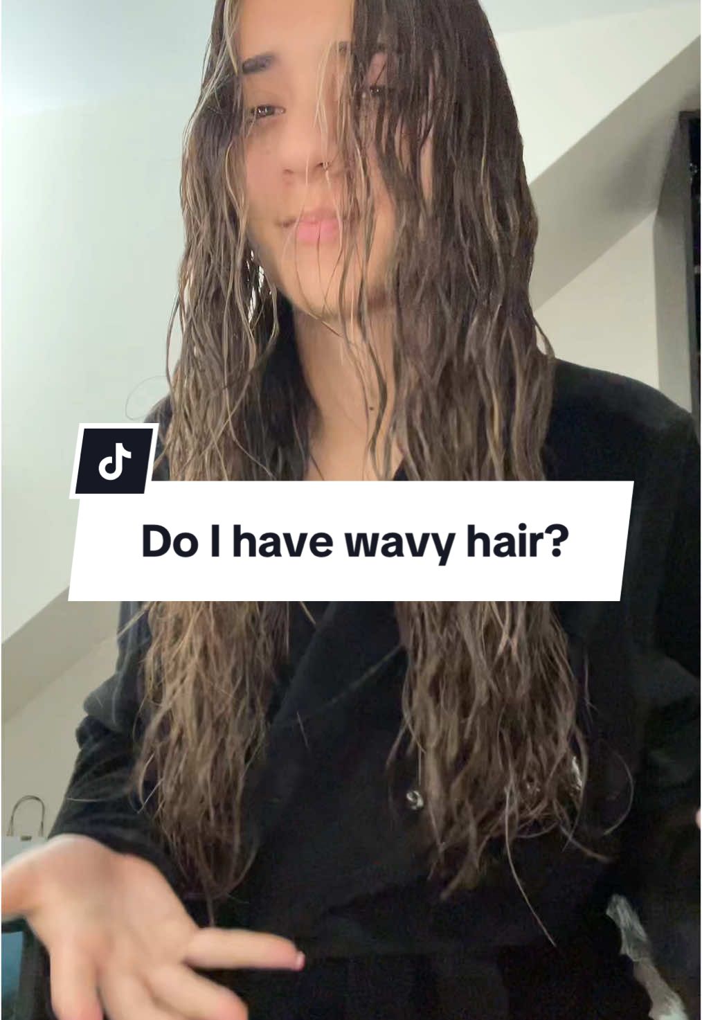 there’s no products in my hair I just came straight out the shower, what do we think?? #wavyhair #hannalorebs #hairtips 