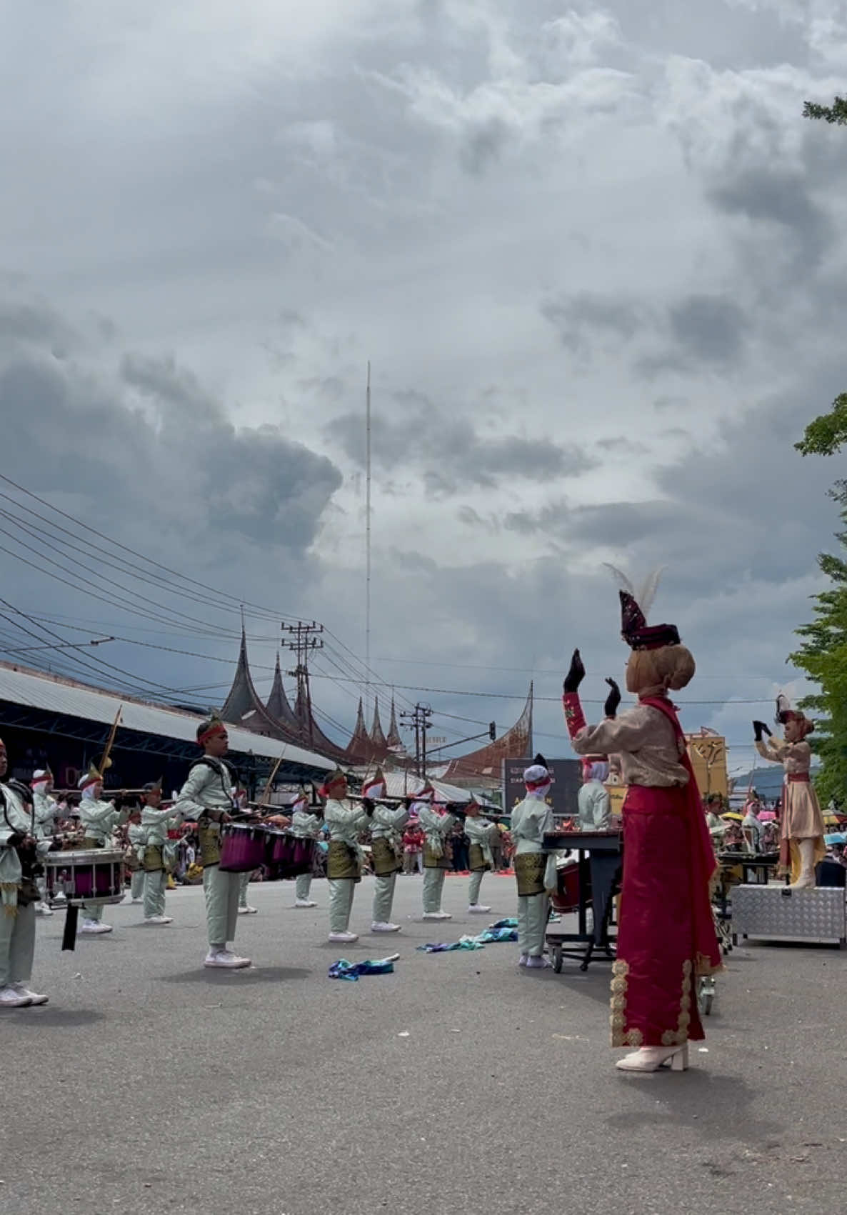 Marching Band Gema Nada IPHI ( SDS IT IPHI Kota Paylumbuh ) Tengah menunjukkan aksi display di depan dewan juri , dan alhamdulillah mendapatkan juara 1 dan juara umum tingkat sd 🥇 Coaching by Faydiano  Bangga banget sama anak anak ini🥰🫰🏻 . . . #padang #marchingband #sumbar #CapCut #fypシ゚viral🖤tiktok #fypシ #indonesia #fypシ゚viral #SumateraBarat #viral #minangtiktok #minangfyp #sekolah #payakumbuh #bukittinggi #carnaval 