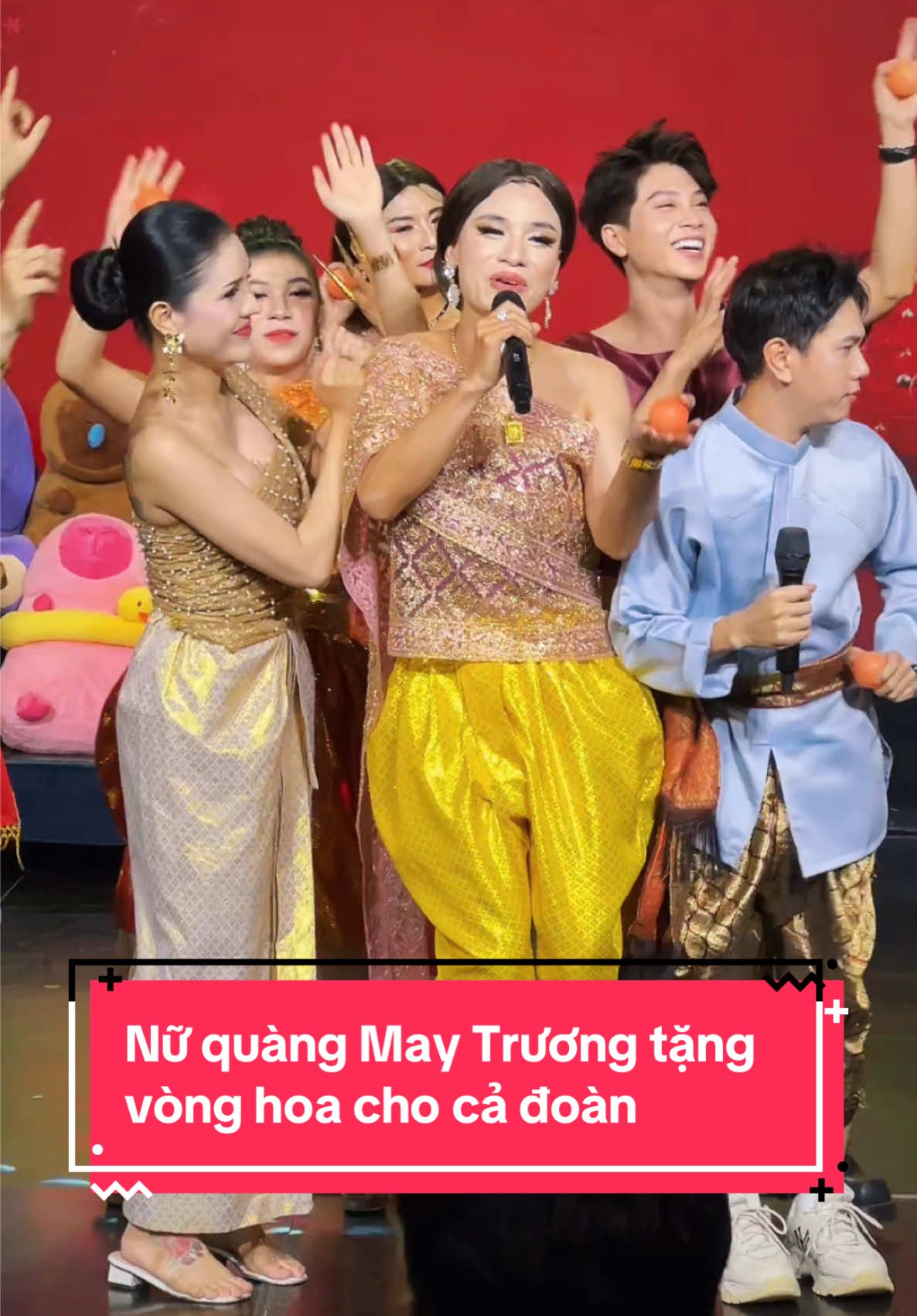 Nữ quàng May Trương tặng hoa cho cả đoàn #sgtt #lôtô #doanlotosaigontanthoi #tiktokgiảitrí #maytrương 