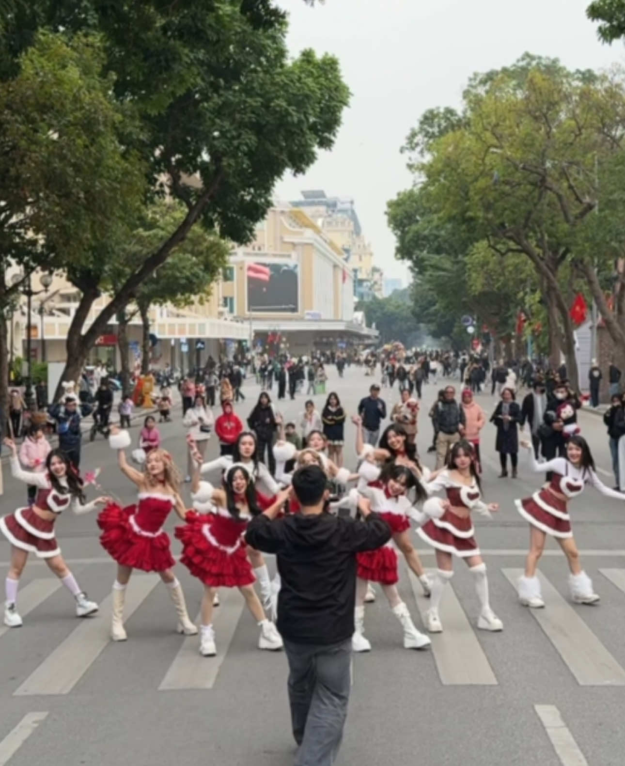 Giáng sinh tới phố đi bộ rùi 🎄🤭 #santatellme #arianagrande #merrychristmas #christmas #dance #choreography #cacofficial #xuhuong #trending #fyp 