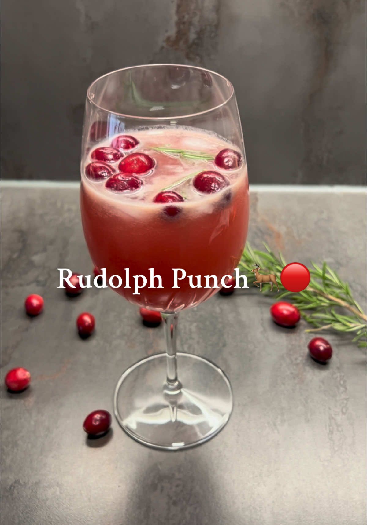 Von Tag 19: Rudolph Mocktaul🦌🔴 (Alkoholfrei) Für ein Glas: 125 ml Cranberrysaft 60ml Orangensaft Sprudelwasser 1 EL Grenadinesirup Ein paar Cranberries Rosmarinzweige Eiswürfel Eiswürfel ins Glas geben und die Säfte dazuschütten. Danach den Grenadinesirup dazugeben. Mit Sprudelwasser auffüllen. Cranberries und 2 kleone Rosmarinzweige rein und fertig!🥰  #CapCut #mocktails #christmasdrinks #weihnachten #christmas #alkoholfree #inspiration #rudolphtherednosereindeer #rudolphrednosepunch #alkoholfreiercocktail #weihnachtscocktails #tiktokadventskalender #cranberryjuice #drinks #foru #fürdich #fyp #f 