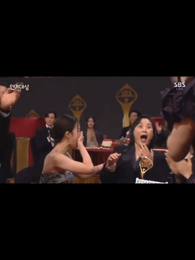 omgg Kim sisters won for best supporting actress!! both of them were shock...chukahee Unnies!! 🥳🎉 #kimjaehwa #kimhyehwa #jangmyungsook #kimsoyoung #thejudgefromhell #thejudgefromhellkdrama #kdrama #fypシ #fyp #foryou 