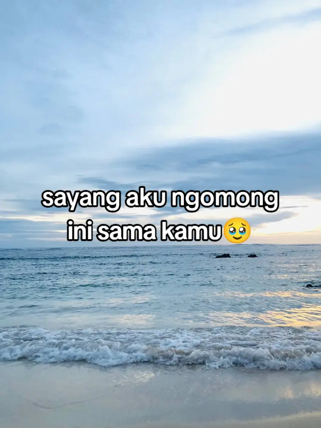 Sayang betapa aku sangat mencintaimu. kita sering kali bertengkar karena masalah yang sepele, aku minta maaf ya, aku suka besar-besarin masalah dan bikin kamu jadi makin lelah. tapi kamu jangan pernah lupa, di antara banyaknya manusia masih tetap kamu satu-satunya yang paling aku cinta. Sayang enggak mudah untuk kita sampai di titik ini. enggak mudah untuk kita bisa saling memahami. semuanya butuh proses yang panjang sampai akhirnya kita memutuskan untuk saling beriringan. aku siap menjadi orang pertama yang kamu cari ketika duniamu sedang tidak baik-baik saja. aku siap untuk terus tinggal di sisimu serumit apapun hubungan kita. aku enggak niat ninggalin kamu untuk siapapun, semoga kamu juga enggak niat untuk ngelepasin aku sampai kapan pun. Sayang kita perjuangin hubungan ini sama-sama ya. kalau ada yang perlu diubah, aku siap untuk berbenah. yang penting kita terus saling menggenggam. di depan sana pasti banyak rintangan, tapi aku yakin kita cukup kuat untuk bisa ngelewatinnya, makasih udah hadir di hidupku sebagai bintang paling terang. di saat langitku sedang temaram. Sayang aku ingin menjadikanmu semesta. bagian dari doa- doa yang kujadikan semoga. Terimakasih telah hidup di bumi, aku ingin terus mencintaimu dengan seikhlas-ikhlasnya hati.🤍