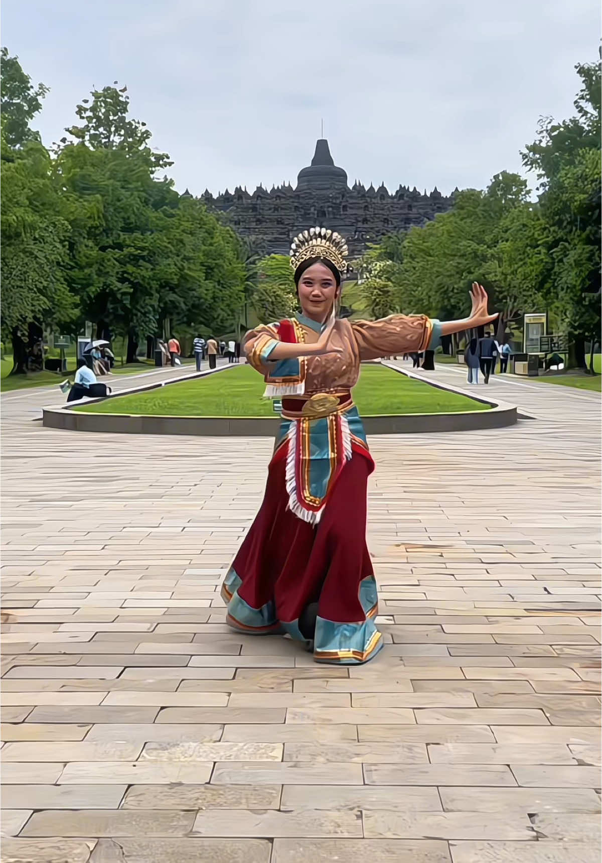 Keindahan gerak dan harmoni budaya. Tari Zapin Melayu mewarnai Candi Borobudur dengan pesona tradisi yang tak lekang oleh waktu. 🌟 Menggandeng creator  @irenecaroline . Kreasireaksi menyajikan konten budaya lewat tari kreasi.  #TariZapin #PesonaBudaya #Borobudur #zapin #tarikreasi #melayu #budaya 