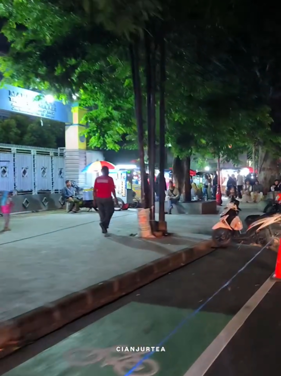 Malam ini lapak pedagang yang biasa berada di kawasan depan SDN Ibu Dewi Cianjur dipindah ke kawasan Pedestrian depan Sekolah Mardi Yuana/Kodim dan kawasan Taman Kreatif Joglo, jalan Siliwangi Cianjur (Sabtu, 21/12/24). Gimana menurut kalian gais? #cianjur 