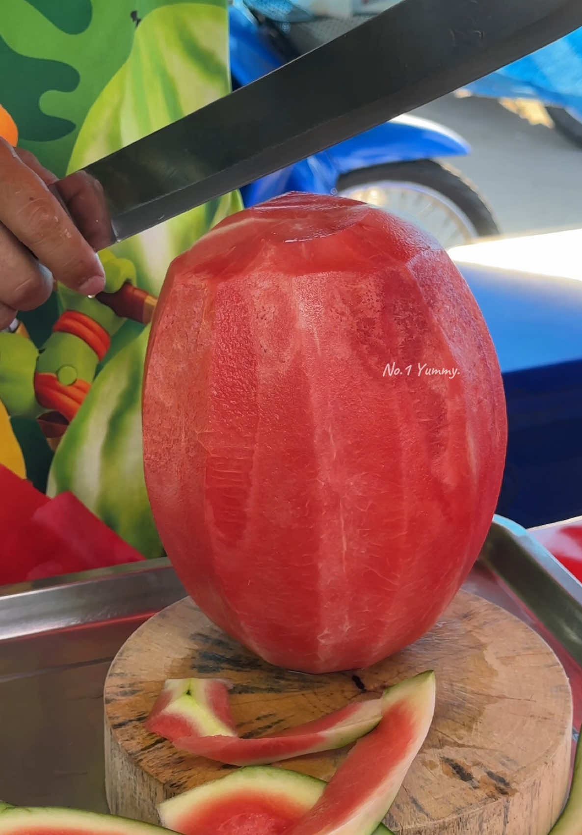 Sweet and Juicy! Best fresh watermelon in Thailand. #streetfood #food #fruit #fruits  #asmr #yummy  #fyp #fypシ #thailand  📍พิกัด : พลแตงโม ตลาดนัดหัวสนามบิน ศรีราชา ชลบุรี